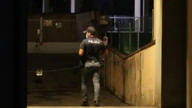 Un poliziotto, martedì sera, sotto il condominio della tragedia a Bologna