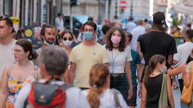 Tourists wear a protective face masks in the centre of Palermo, Sicily island, southern Italy, 30 August 2021. Sicily from today passes from the white to the yellow zone. Mandatory masks also outdoors and a limit of four diners at the restaurant table are the most important restrictions related to the new classification.
ANSA/IGOR PETYX