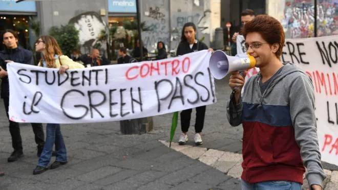 La manifestazione di studenti universitari di Napoli che contestano l'obbligo del green pass previsto per chi vuole accedere agli atenei chiedendo ai rettori di poter accedere a tamponi gratis, 8 ottobre 2021.
ANSA / CIRO FUSCO