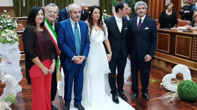 Stefano Battiato (secondo da destra) e Francesca Reale si sposarono nel 2017. Testimone di lei l’ex governatore siciliano Lombardo