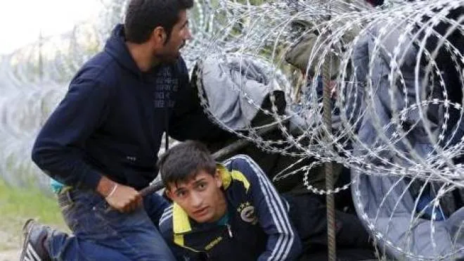 Alcuni migranti tentano di oltrepassare il filo spinato al confine ungherese