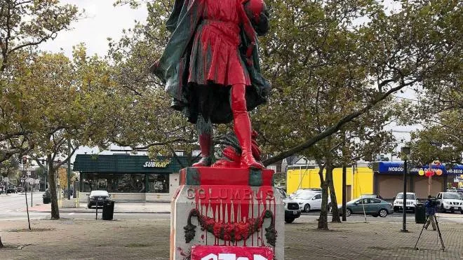 Una delle statue di Cristoforo Colombo prese di mira negli Stati Uniti