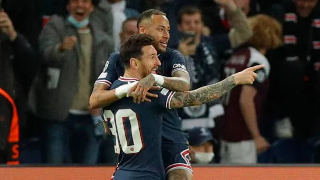 Messi abbracciato da Neymar