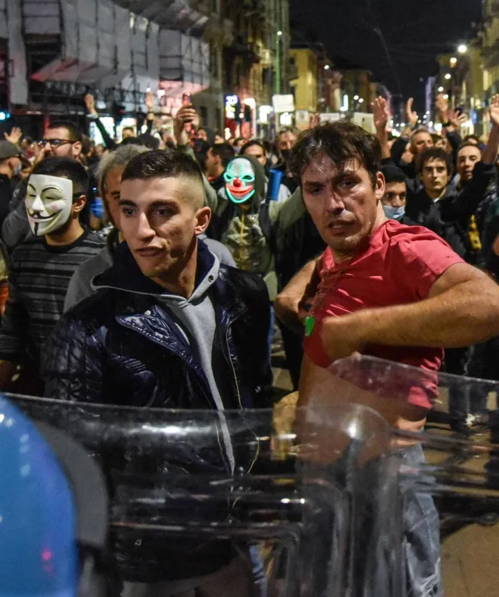 Il corteo No vax a Milano di fronte alla polizia: cariche e momenti di tensione
