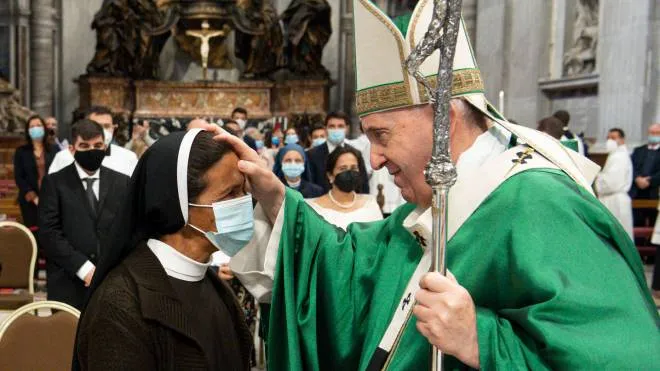 This handout picture made available by Vatican Media Press Office shows Pope Francis who greets the Colombian nun Gloria Cecilia Narvaez Argori, kidnapped in 2017 in Mali and recently released, before the celebration of Holy Mass for the opening of the Synod of Bishops, Vatican City, 10 October 2021.   ANSA / Vatican Media Press Office handout  +++ ANSA PROVIDES ACCESS TO THIS HANDOUT PHOTO TO BE USED SOLELY TO ILLUSTRATE NEWS REPORTING OR COMMENTARY ON THE FACTS OR EVENTS DEPICTED IN THIS IMAGE; NO ARCHIVING; NO LICENSING +++