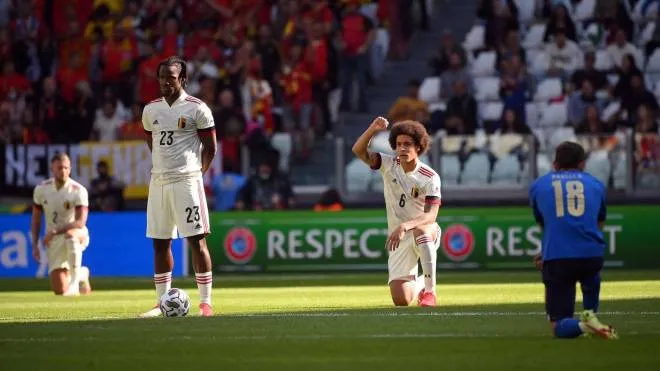 Belgium's midfielder Axel Witsel (2R) takes the knee against racism with other players before the UEFA Nations League third place football match between Italy and Belgium, at the Juventus Stadium, in Turin, on October 10, 2021. (Photo by Marco BERTORELLO / AFP)