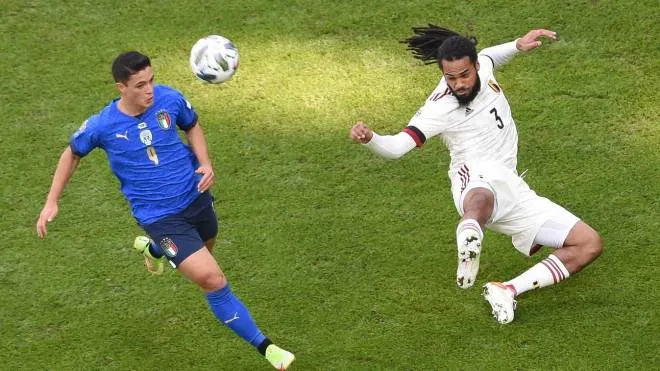 epa09516586 Giacomo Raspadori (L) of Italy in action against Jason Denayer (R) of Belgium during the UEFA Nations League third place soccer match between Italy and Belgium in Turin, Italy, 10 October 2021.  EPA/Massimo Rana / POOL