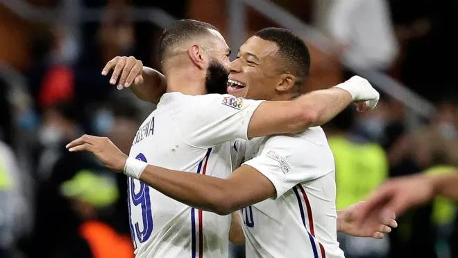 epa09517510 France's Kylian Mbappe (R) celebrates with teammate Karim Benzema (L) after the UEFA Nations League final soccer match between Spain and France in Milan, Italy, 10 October 2021.  EPA/MATTEO BAZZI