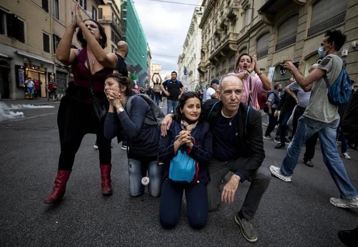 Manifestanti anti Green pass durante la manifestazione di sabato scorso a Roma