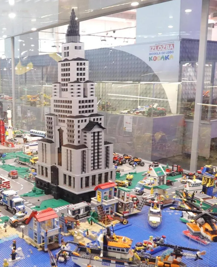 Lego, storica azienda di giochi per bambini (e non solo) si conferma molto attenta alle scelte sociali
