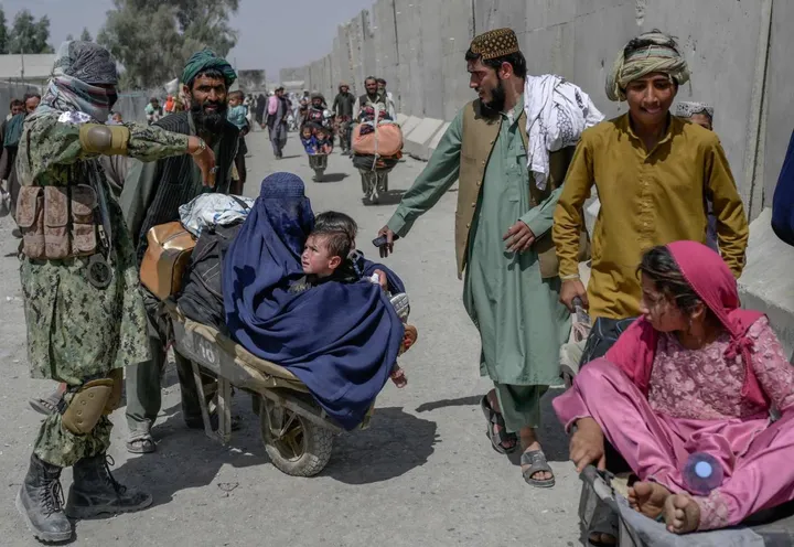 Migliaia di afghani si sono riversati al confine con il Pakistan per sfuggire alla miseria