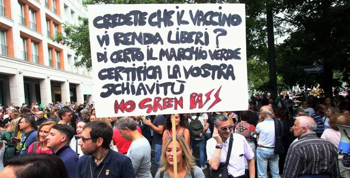 Una manifestazione contro il Green pass a Milano