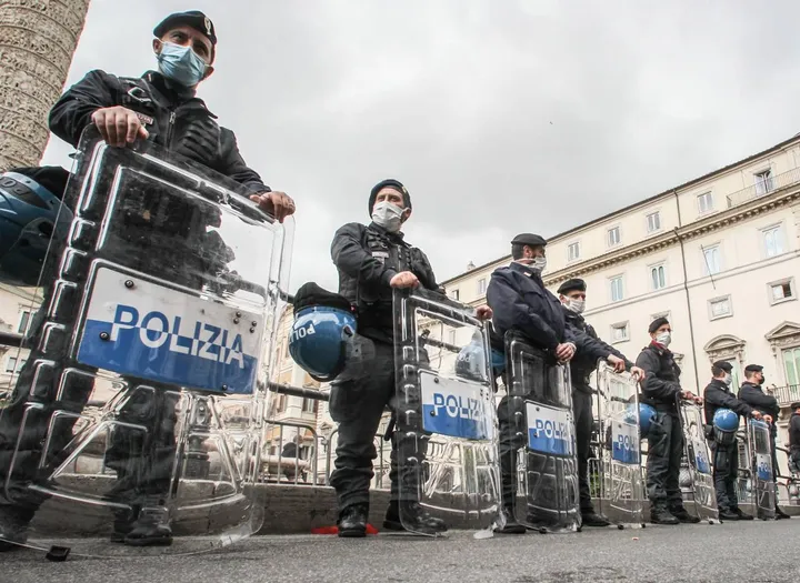 Agenti di polizia in tenuta anti-sommossa schierati. per le manifestazioni di sabato scorso a Roma