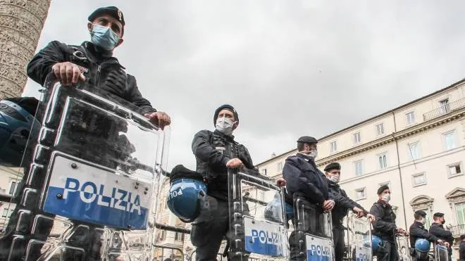 Agenti di polizia in tenuta anti-sommossa schierati. per le manifestazioni di sabato scorso a Roma