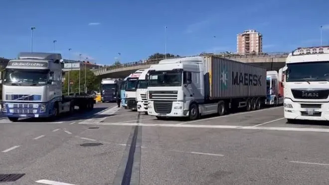 Camion all'esterno del porto di Trieste, 13 ottobre 2021.
ANSA/ BENEDETTA MORO
