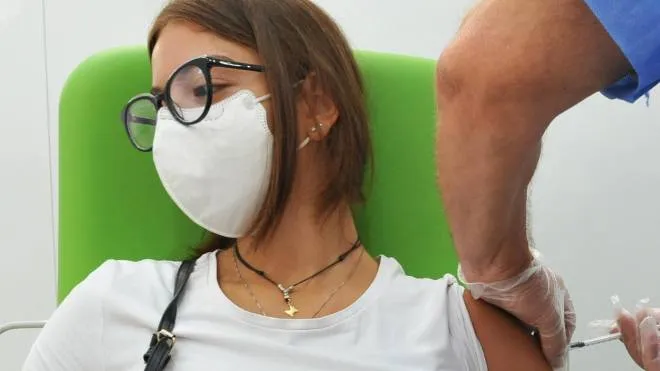 Una ragazza si vaccina contro il Covid nell’hub Fiera levante a Bari. In alto, il direttore generale della Prevenzione del ministero della Salute, Gianni Rezza