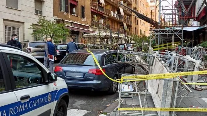 Le pattuglie del VII Gruppo di Roma intervenute in piazza Santa Maria Ausiliatrice per un incidente sul lavoro