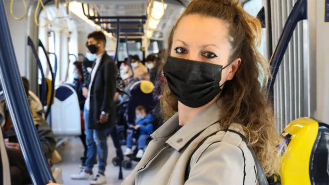 Nessuna stretta nell’accesso a trasporti locali e uffici pubblici: indispensabile la mascherina