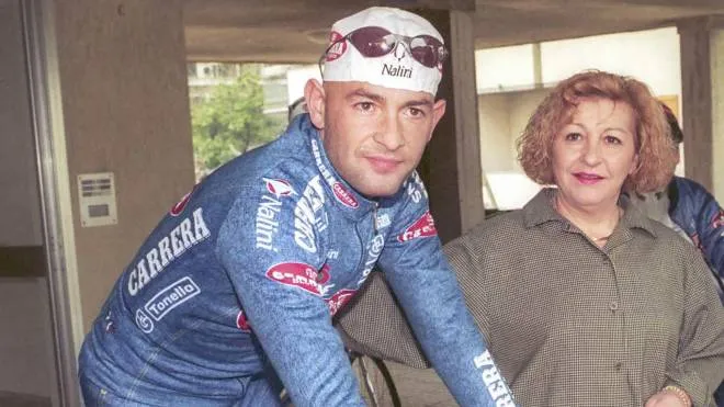 Marco Pantani, qui con la madre Tonina, è morto a Rimini il 14 febbraio 2004