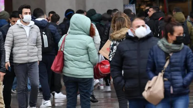Persone con e senza mascherine camminano nelle vie del centro di Milano, 8 novembre 2021.ANS/DANIEL DAL ZENNARO