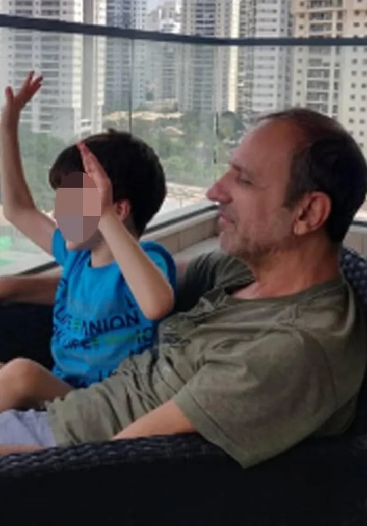 Eitan, 6 anni, con il nonno Shmuel Peleg, di 53