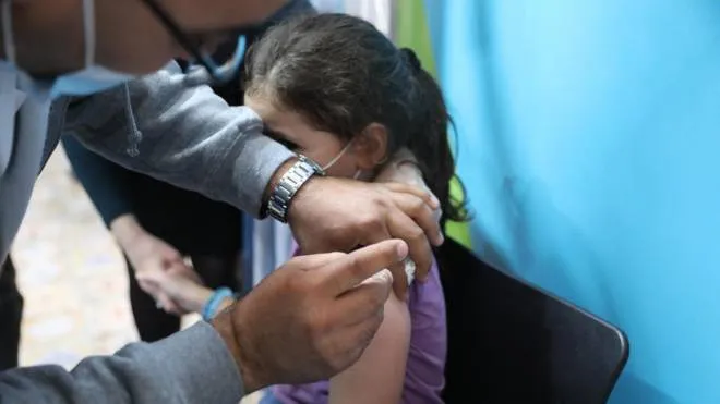 (ARCHIVIO) A nurse injects a child with a first shot of a COVID-19 vaccine in Jerusalem, Israel, 23 November 2021. Israel launched a campaign to offer Covid-19 vaccine dose for children between 5 and 12 years old  EPA/ABIR SULTAN