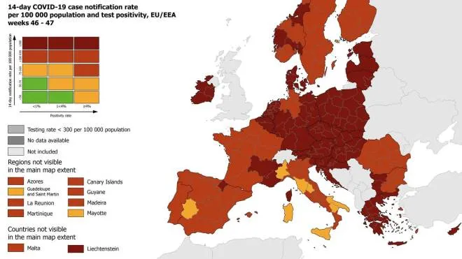 Solo Italia e Spagna, nell'Ue, presentano aree di colore giallo, quindi a rischio ancora non elevato di contagio. Il resto dell'Unione � rossa o rosso scusa. E' quanto mostra la mappa aggiornata del Centro europeo per la prevenzione e il controllo delle malattie (Ecdc), 2 dicembre 2021. ANSA/ ++HO - NO SALES EDITORIAL USE ONLY++