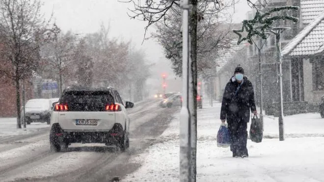 epa09614713 Snow falls in Stoevring in Northern Jutland, Denmark, 01 December 2021. According to meteorological authorities, severe winter weather is affecting parts of Denmark with rain and snow fall and temperatures around three degrees Celsius.  EPA/BO AMSTRUP  DENMARK OUT