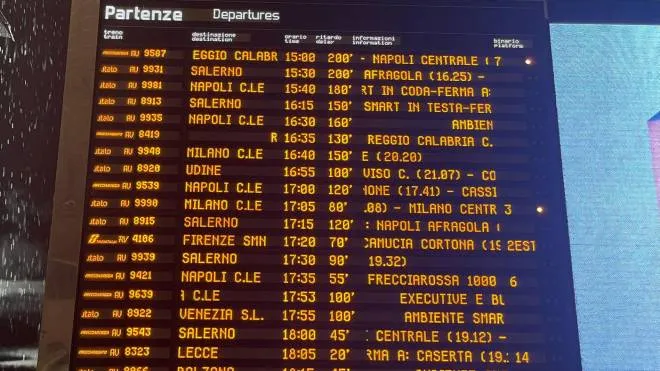I tabelloni della stazione Termini di Roma con i ritardi dei trani a causa dei problemi sull'alta velocit� a Firenze,  04 dicembre 2021.
ANSA