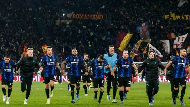 Inter players celebrate the victory at the end of the Italian Serie A soccer match between Roma and Inter at the Olimpico stadium in Rome, Italy, 04 December 2021ANSA/FABIO FRUSTACI
