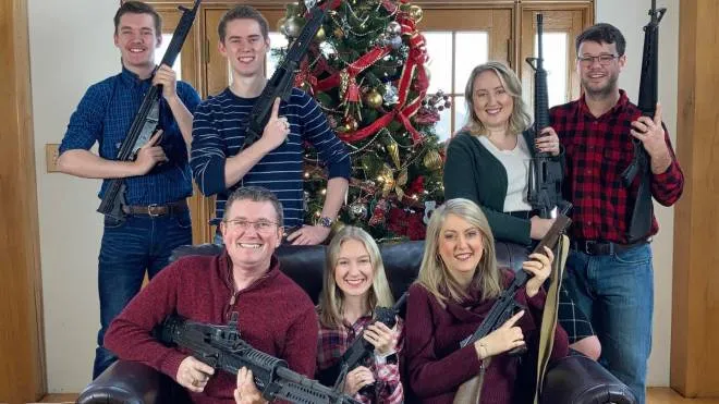 Foto di famiglia pubblicata su Twitter da Thomas Massie, un deputato repubblicano che rappresenta il Kentucky alla Camera Usa,  con sei suoi familiari sorridenti che imbracciano vari tipi di armi d'assalto davanti ad un albero di Natale ornato da ghirlande, 5 dicembre 2021. TWITTER THOMAS MASSIE ++ATTENZIONE LA FOTO NON PUO' ESSERE RIPRODOTTA O PUBBLICATA SENZA L'AUTORIZZAZIONE DELLA FONTE CUI SI RINVIA++