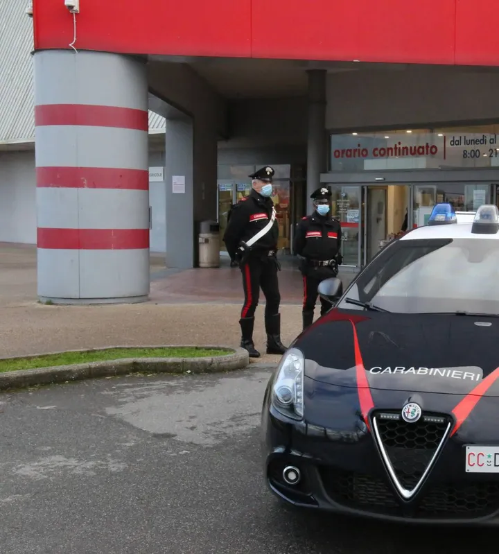 Sul luogo della rapina al discount sono intervenuti i carabinieri (foto d’archivio)