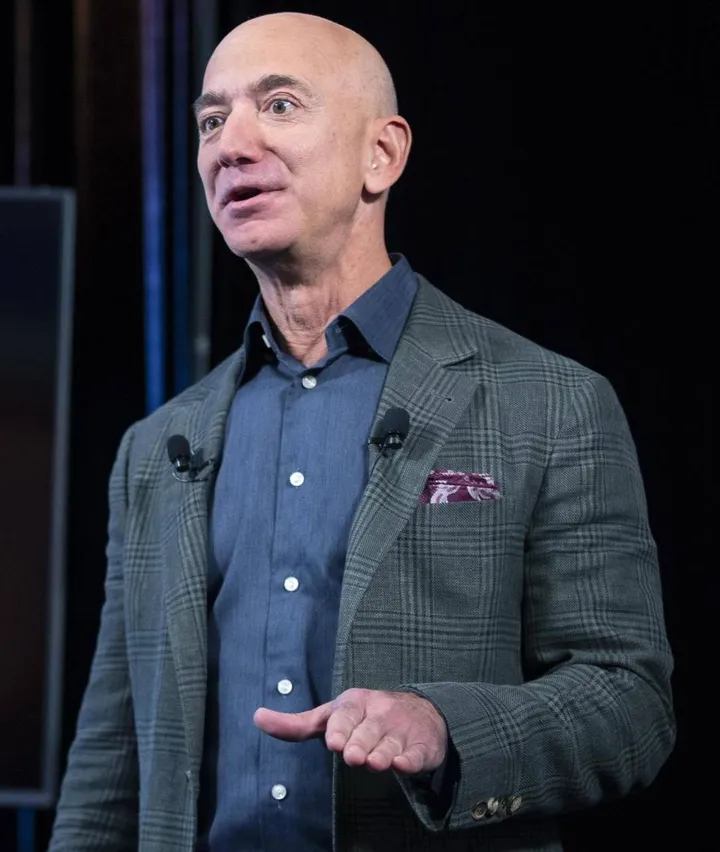 Jeff Bezos, 57 anni, è il papà di Amazon. La società ha un fatturato da 386 miliardi di dollari