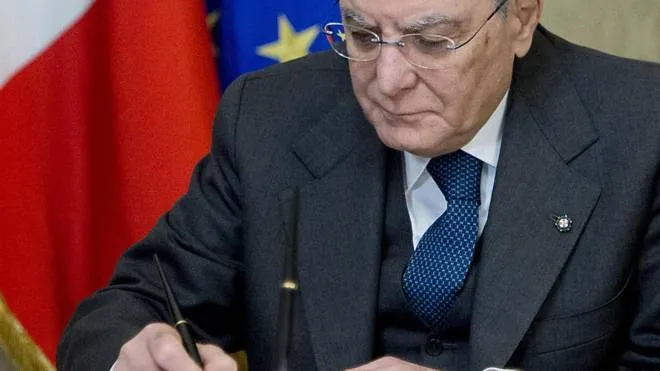 Il presidente della Repubblica Sergio Mattarella, 80 anni, firma i decreti. di grazia