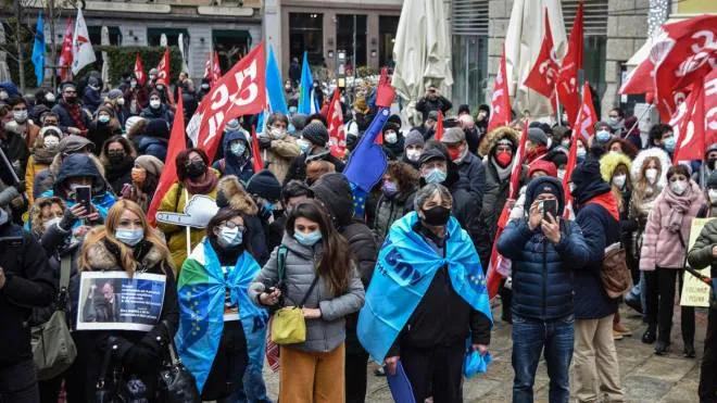 Sciopero nazionale del personale scolastico manifestazione regionale in piazza Beccaria, Milano, 10 Dicembre 2021. ANSA/MATTEO CORNER