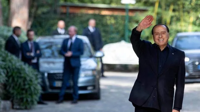 Silvio Berlusconi esce da Villa Grande dove si e' tenuto il vertice di centrodestra, Roma, 28 ottobre 2021.
ANSA/MASSIMO PERCOSSI