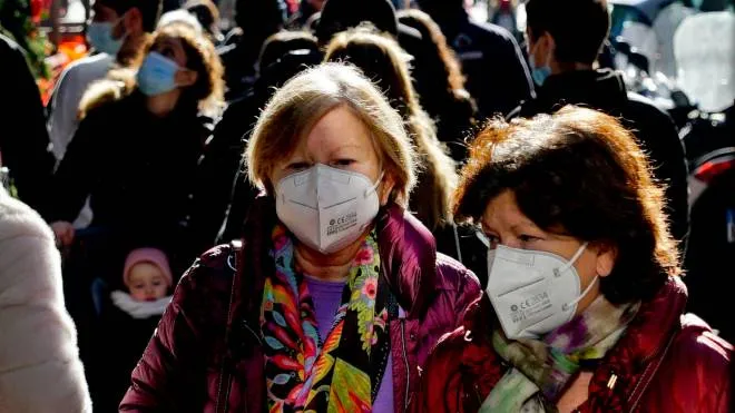 Passanti con mascherina anti-covid lungo via Toledo a Napoli