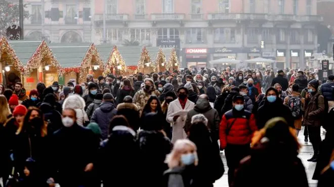 Milanesi e turisti in centro per shopping e regali natalizi a Milano, 9 dicembre 2021. ANSA/MOURAD BALTI TOUATI