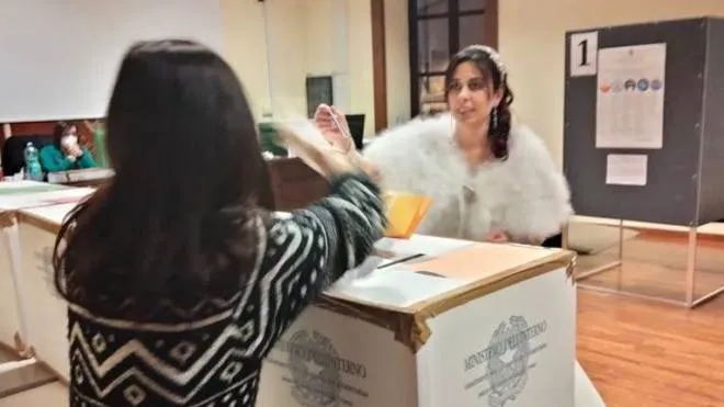 Nel giorno delle nozze l’assessore Sara Volpi vota per la provincia di Viterbo