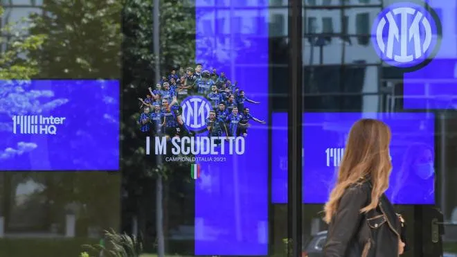 Una persona osserva la vetrata al'entrata della sede dell'Inter, Milano, 3 maggio 2021. ANSA/DANIEL DAL ZENNARO