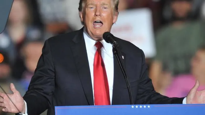 Donald Trump, 75 anni, ex presidente degli Usa; sopra, un momento dell’attacco a Capitol Hill