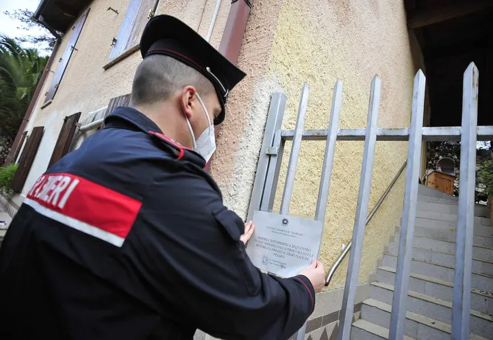 I carabinieri sigillano la casa del pensionato dov’è avvenuto il delitto