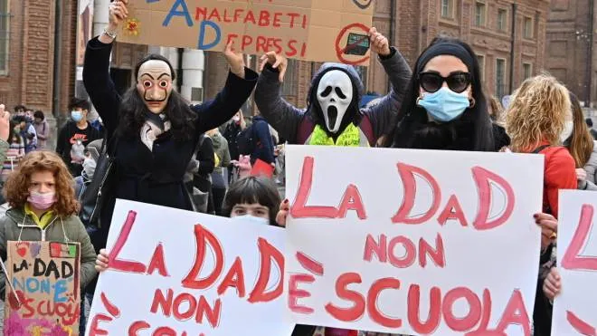 Pupils, parents and teachers demonstrate against distance learning (DAD, didattica a distanza) in Turin, Italy, 26 March 2021. Pupils and teachers in 60 Italian cities were striking and staging protests against distance learning on Friday. The protest-strike was called by the Priorità alla Scuola community and some unions. Around eight in 10 pupils in Italy are currently doing lessons via distance learning due to COVID-19 restrictions.
ANSA/ ALESSANDRO DI MARCO