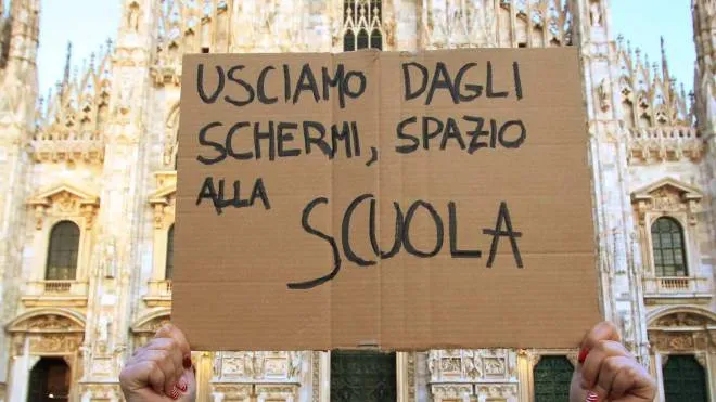 Una manifestazione di studenti in piazza Duomo a Milano dei mesi scorsi che chiedevano il ritorno a scuola