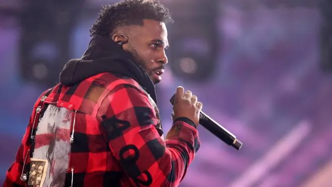 epa09661869 US singer Jason Derulo performs on stage during the New Year's Eve concert organized by Polish Television in Zakopane, southern Poland, 31 December 2021.  EPA/Lukasz Gagulski POLAND OUT