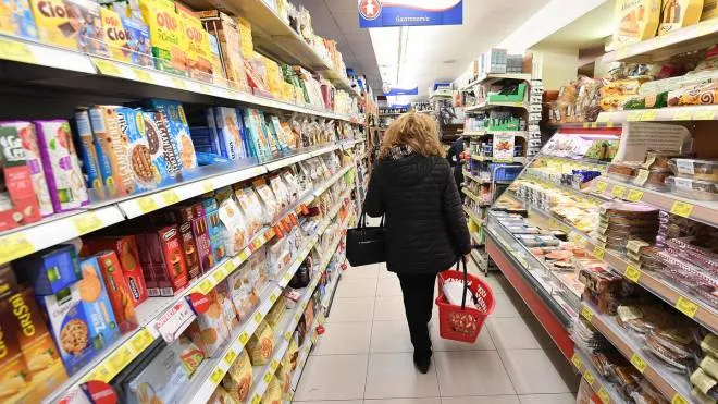 Una persona fa la spesa in un supermercato di Milano, 30 settembre 2021. A novembre, l'inflazione accelera nuovamente registrando un +3,8% dei prezzi su base annua e "portandosi a un livello che non si registrava da settembre 2008". E' quanto rileva l'Istat nelle stime preliminari sottolineando anche che l'inflazione di fondo sale a livelli che non si vedevano da marzo 2013. ANSA/DANIEL DAL ZENNARO