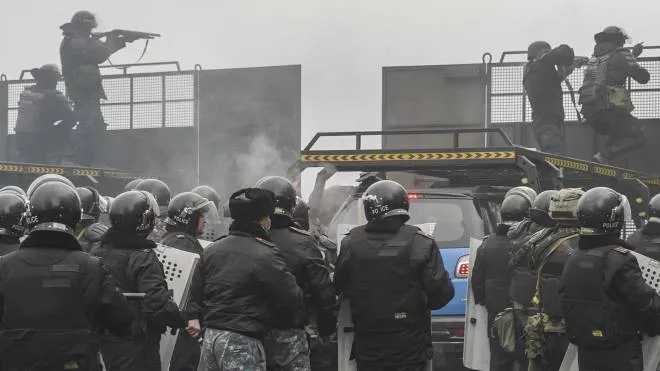 I disordini di ieri nella città di Almaty, l’intervento delle forze dell’ordine ha portato ad almeno 200 arresti tra i manifestanti