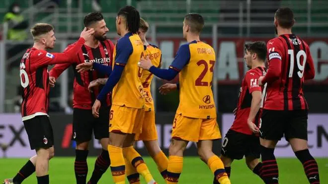 AC Milan's French forward Olivier Giroud (2nd L), Roma's British defender Chris Smalling (3rd L) and Roma's Dutch defender Rick Karsdorp (unseen) argue during the Italian Serie A football match AC Milan and AS Roma at the San Siro stadium in Milan on January 6, 2022. (Photo by Miguel MEDINA / AFP)