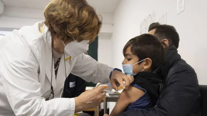 Vaccino anticovid a un bambino; in alto a destra il professore Alberto Villani