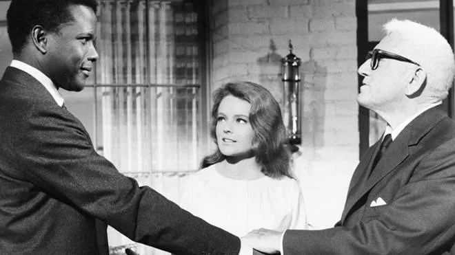 Sidney Poitier, Katharine Houghton e Spencer Tracy in una scena di “Indovina chi viene a cena?“, film di Stanley Kramer del 1967. Sotto, Poitier con l’Oscar alla carriera ricevuto nel 2002